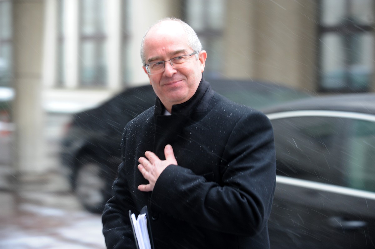 Prokurator generalny Andrzej Seremet wychodzi z Sejmu