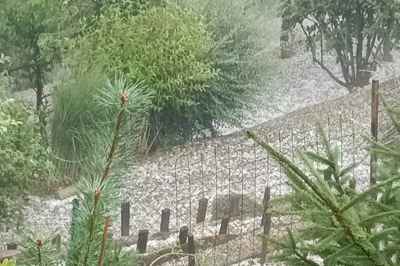NEVREME PARALISALO SLOVENIJU! Vozači bežali od oluje, pa izazvali sudar: Grad razorio sve (FOTO, VIDEO)