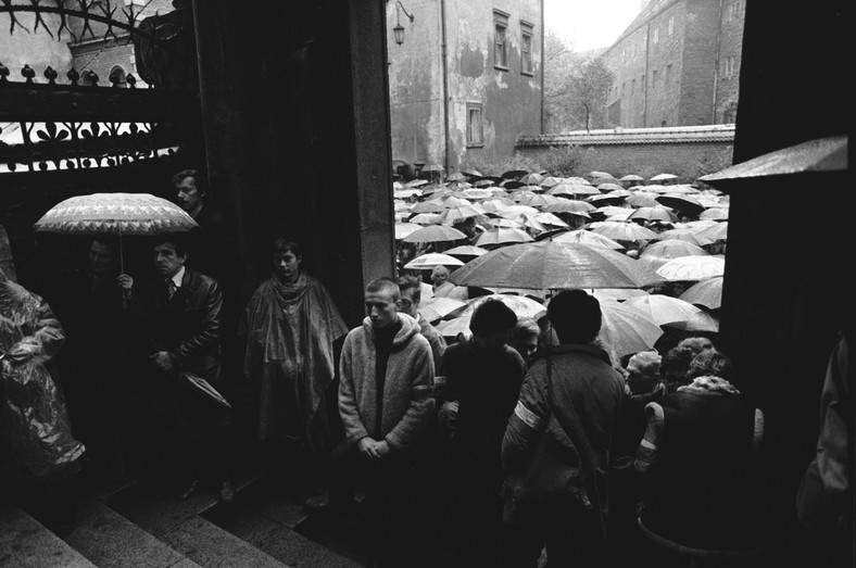 Kraków, 18.10.1980 r. Uroczysta msza święta w Katedrze Wawelskiej. Homilię wygłosił ks. Tischner