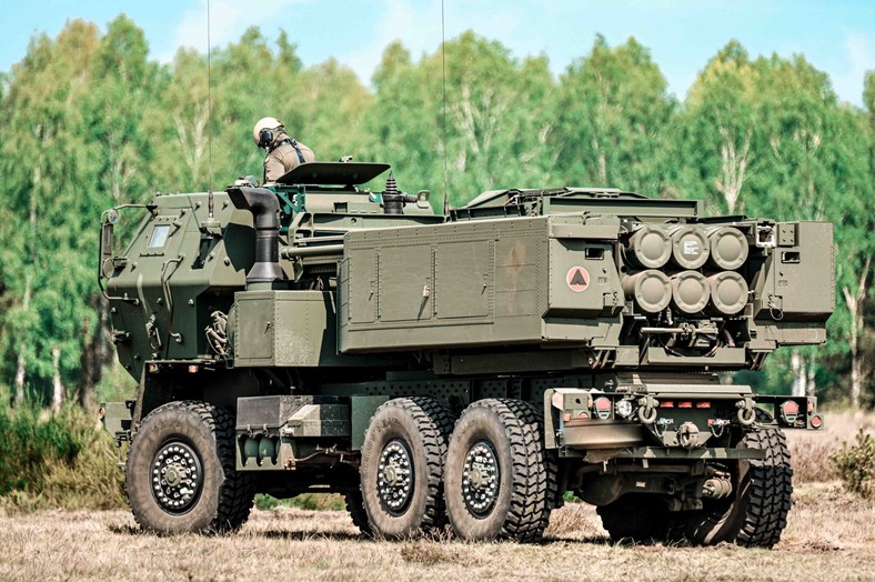 Wyrzutnia M142 HIMARS z sześcioma pociskami GMLRS.