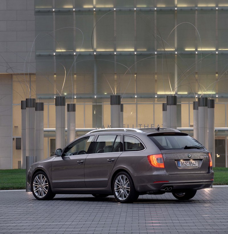 Škoda Superb Combi: facelifting z diodami, common rail w 2010 roku