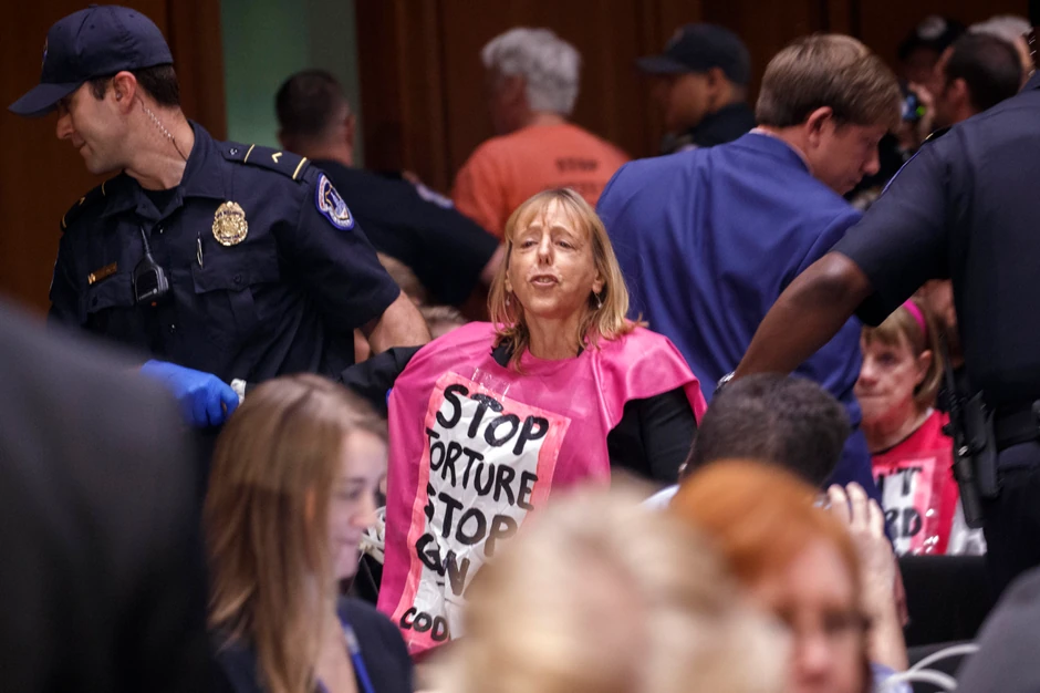 Protest zbog mučenja zatvorenika tokom saslušanja Haspelove u Senatu u maju 2018.