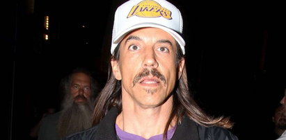 Kiedis jeździ wózkiem do golfa