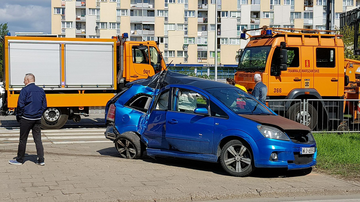 Na warszawskiej Pradze auto osobowe zaklinowało się między słupem sieci trakcyjnej i tramwajem. Straż pożarna musiała wyciągać pasażerów z pojazdu. W samochodzie była ciężarna kobieta i dziecko - informuje TVN24.