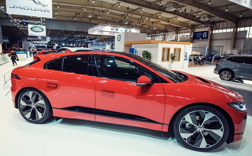 Opływowa sylwetka I-Pace przemyciła na drogi elementy zaczerpnięte z wyczynowego Jaguara C-X75 - za kierownicą tego modelu złoczyńca ścigał Jamesa Bonda w filmie Spectre