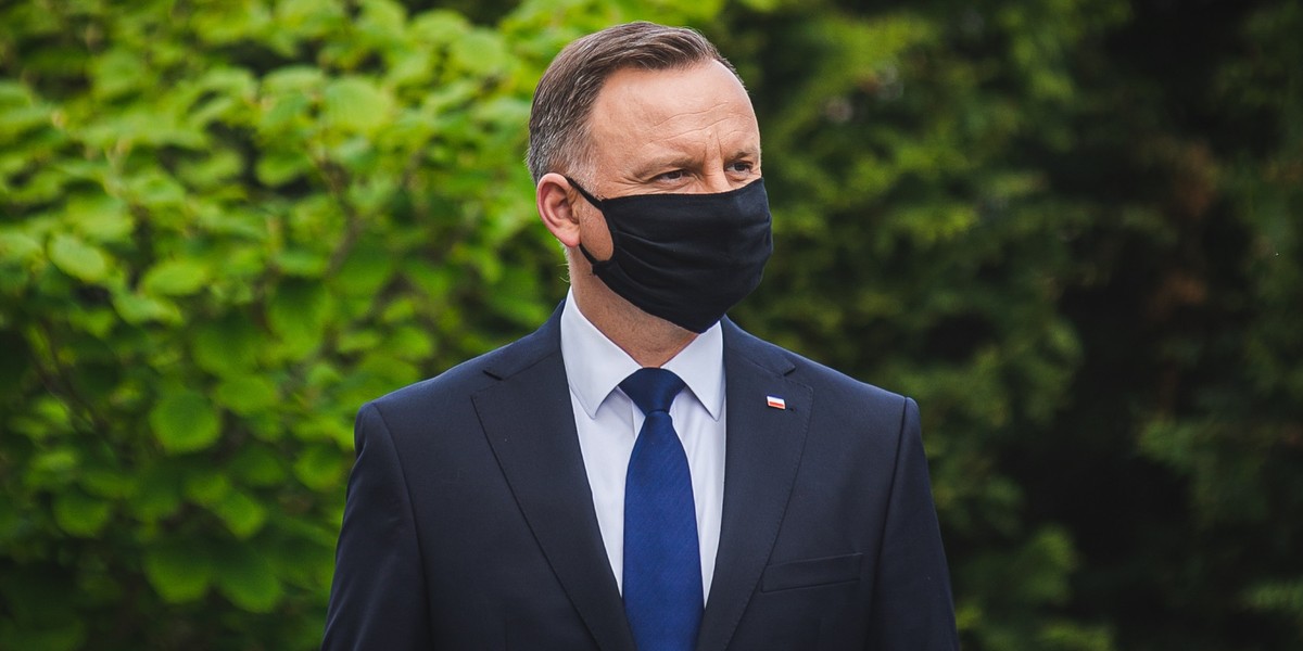 Andrzej Duda w kwietniu zapowiadał powołanie koalicji "Polskie Szwalnie". Jak się okazuje, obietnica produkcji 100 mln masek została spełniona. Nie wiemy jednak, czy i komu zostały one dostarczone.