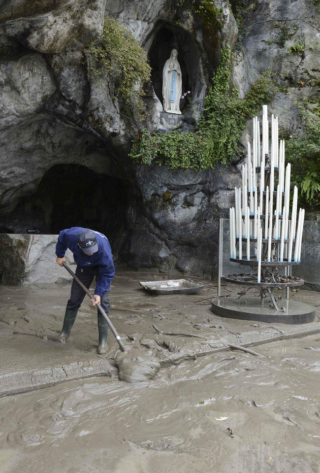 Woda wdarła się do sanktuarium w Lourdes