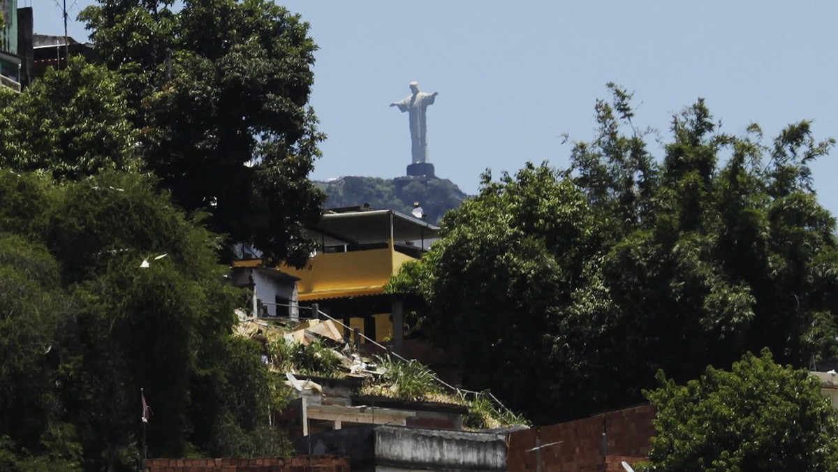 Przed mistrzostwami świata w piłce nożnej, które odbędą się w Rio de Janeiro w 2014 roku, miasto przypomniało sobie o dzielnicach nędzy. W fawelach pojawili się urzędnicy, policjanci i przedsiębiorcy. Czy to wystarczy, by znikła stamtąd bieda i przestępczość?