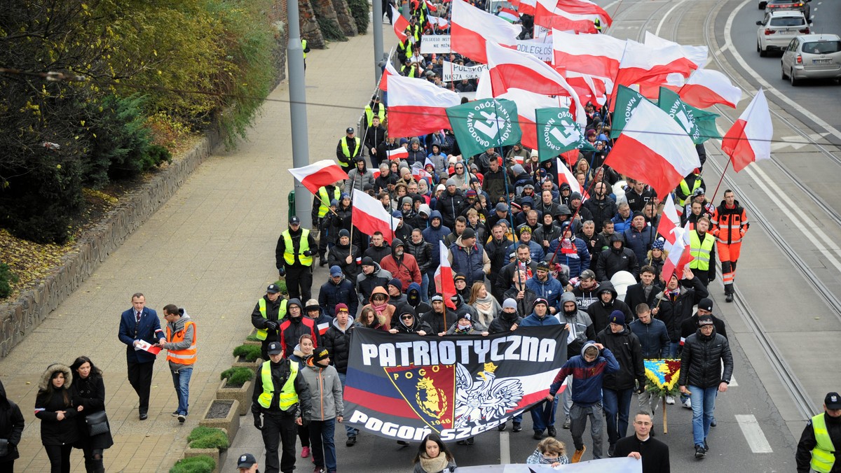 Dyrektora Szkoła Podstawowej nr 11 w Stalowej Woli zachęcała na Facebooku do wstępowania do ONR. O sprawie poinformował lokalny portal stw24.pl, który na swojej stronie zamieszcza zrzut ekranu z wpisem kobiety.