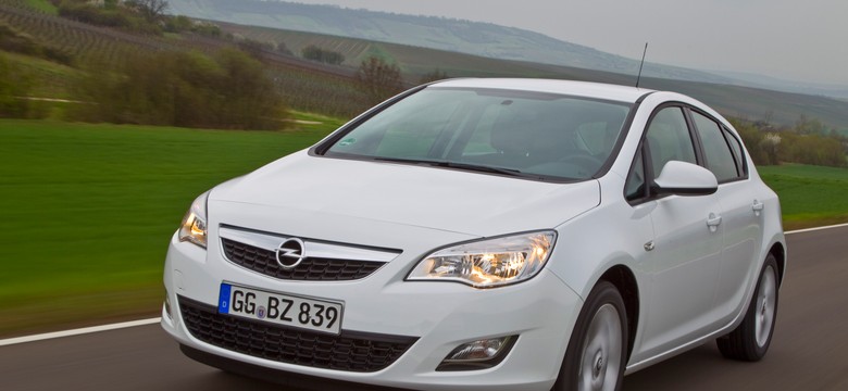 Opel Astra rządzi, Passat poszedł w odstawkę. Polacy sprowadzają coraz starsze auta używane