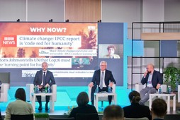 Od lewej: Roman Szełemej, prezydent Wałbrzycha, Piotr Bryja, szef działu strategii i PR Volkswagen Poznań, Jacek Jaśkowiak, prezydent Poznania, Antoni Bielewicz, European Climate Foundation, Mieczysław Olszewski, country manager, Redshaw Advisors ltd., zdalnie występuje Emmanuelle Pinault, Director of City Diplomacy C40.