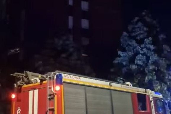 (VIDEO) PROBLEM SA INSTALACIJAMA U STANU U JAGODINI! Vatrogasci i radnici EPS-a na terenu: Policija obezbeđuje prostor oko zgrade