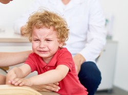 Nie zaskakuj i nie korzystaj z siły. Ekspertka radzi, jak postępować z dzieckiem, które boi się lekarza