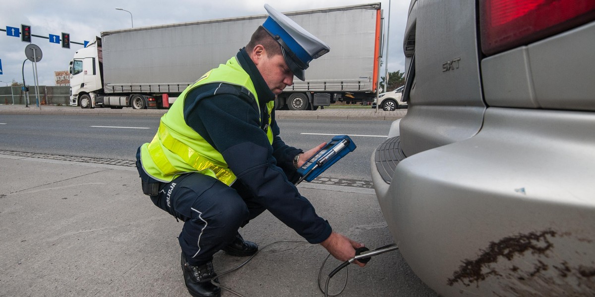 Policja kontroluje spaliny 