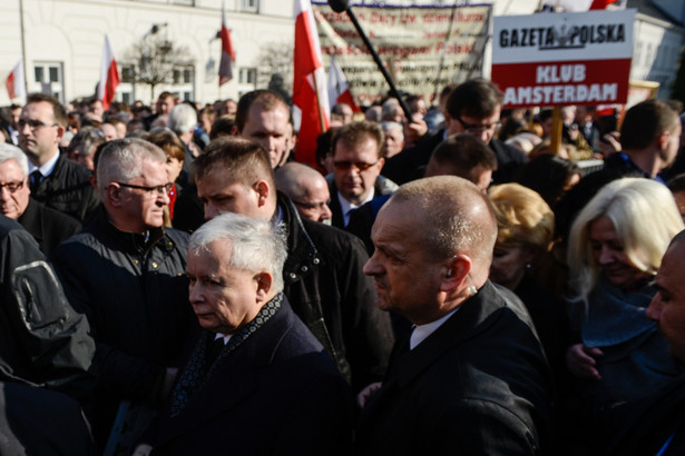 Jarosław Kaczyński złożył hołd ofiarom katastrofy w Smoleńsku