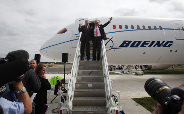 Prezes Boeinga Jim McNerny (po prawej) i wiceprezes Jim Albaugh wychodzą z samolotu Boeing 787 Dreamliner, który właśnie przyleciał na Farnborough International Airshow, fot. Simon Dawson/Bloomberg