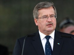 Prezydent i marszałek pod pomnikiem stoczniowców