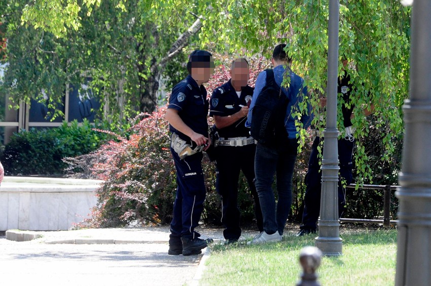 "Policajac je istrčao iz parka preko puta, nisam uopšte videla da tu stoji"