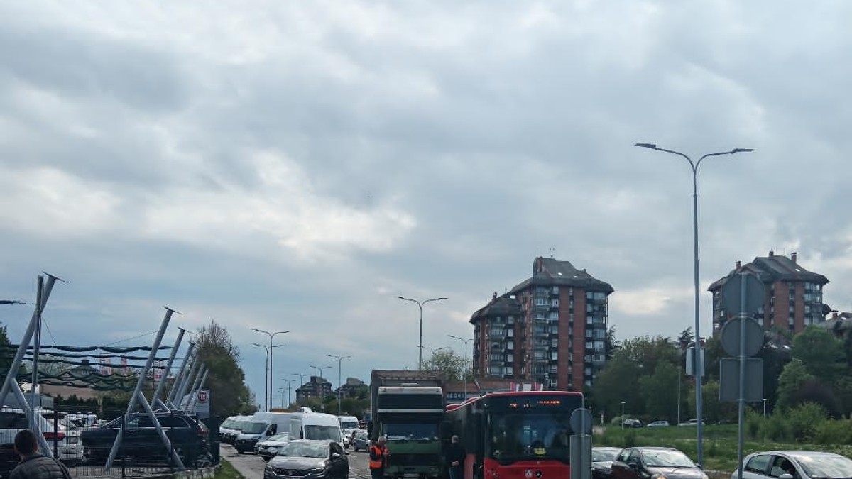 Sudar kamiona i autobusa na Galenici: Stvaraju se gužve (foto)