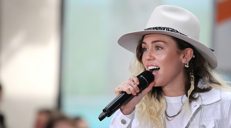 Így emlékezett meg a tragédiáról Miley Cyrus és Adam Sandler/Fotó: Northfoto
