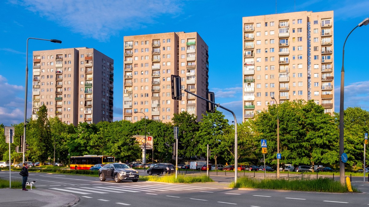 Dziewczynka wypadła z okna w Warszawie. Lekarze walczą o jej życie