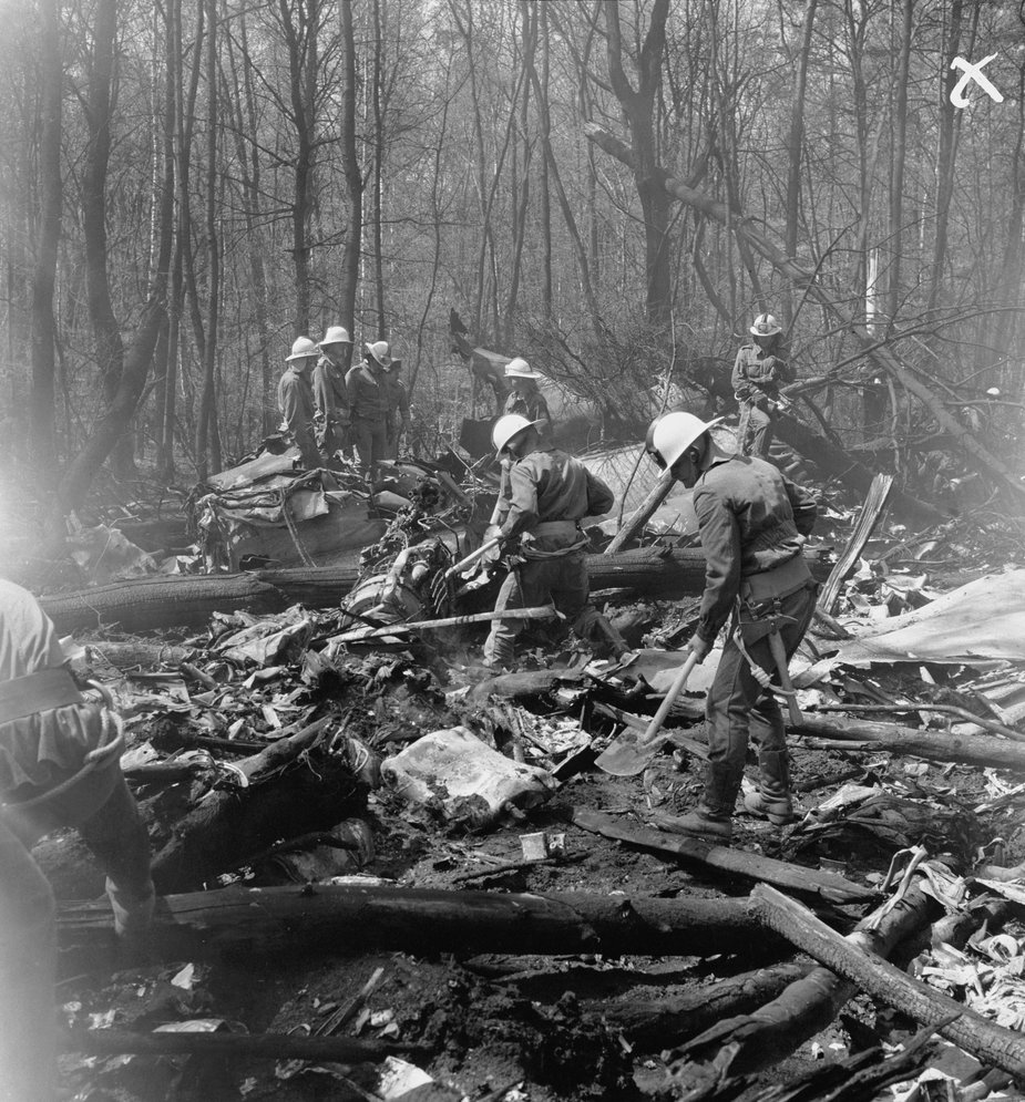Strażacy na miejscu katastrofy "Tadeusza Kościuszki", 1987 r.