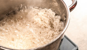 Nie wylewaj wody po gotowaniu ryżu! To hit włosomaniaczek