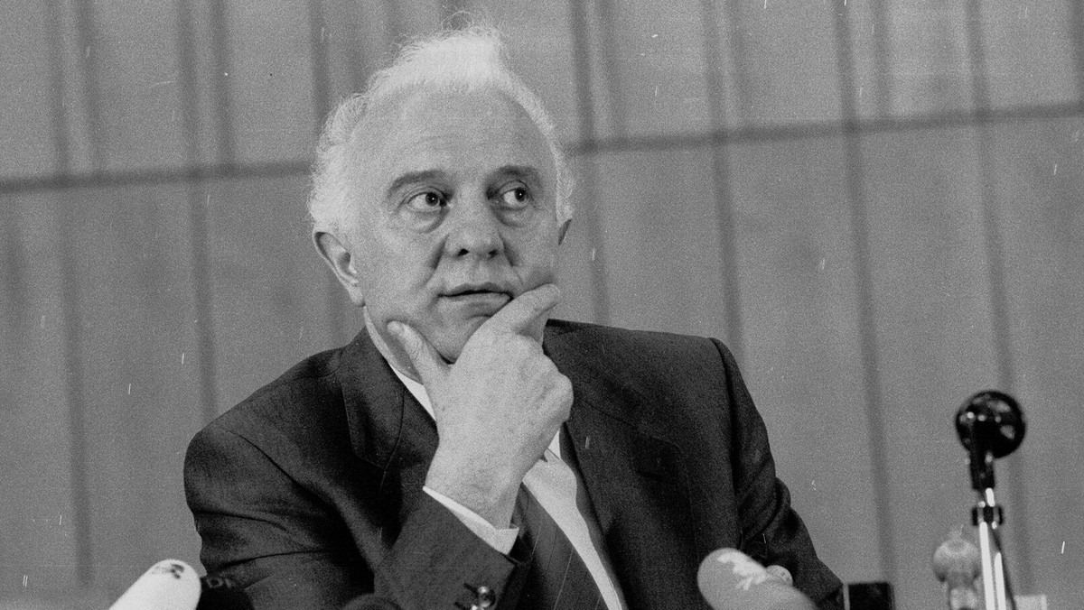 W wieku 86 lat zmarł Eduard Szewardnadze, były prezydent Gruzji, a wcześniej minister spraw zagranicznych ZSRR - podało w poniedziałek radio Echo Moskwy, powołując się na rodzinę zmarłego.