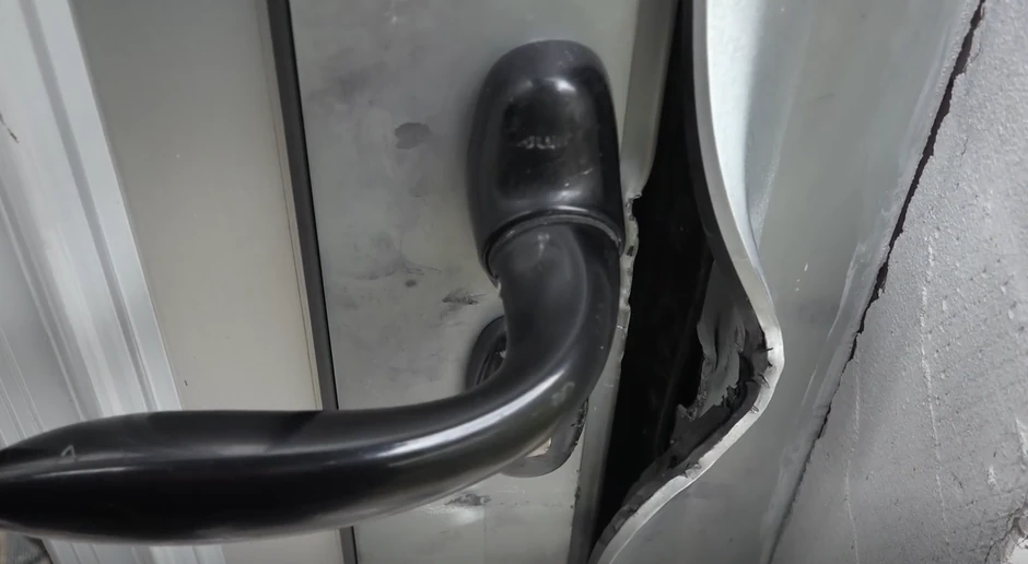 Obijena vrata u kući