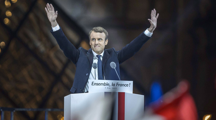 Emmanuel Macron a Louvre előtt tartott beszédén /Fotó: MTI