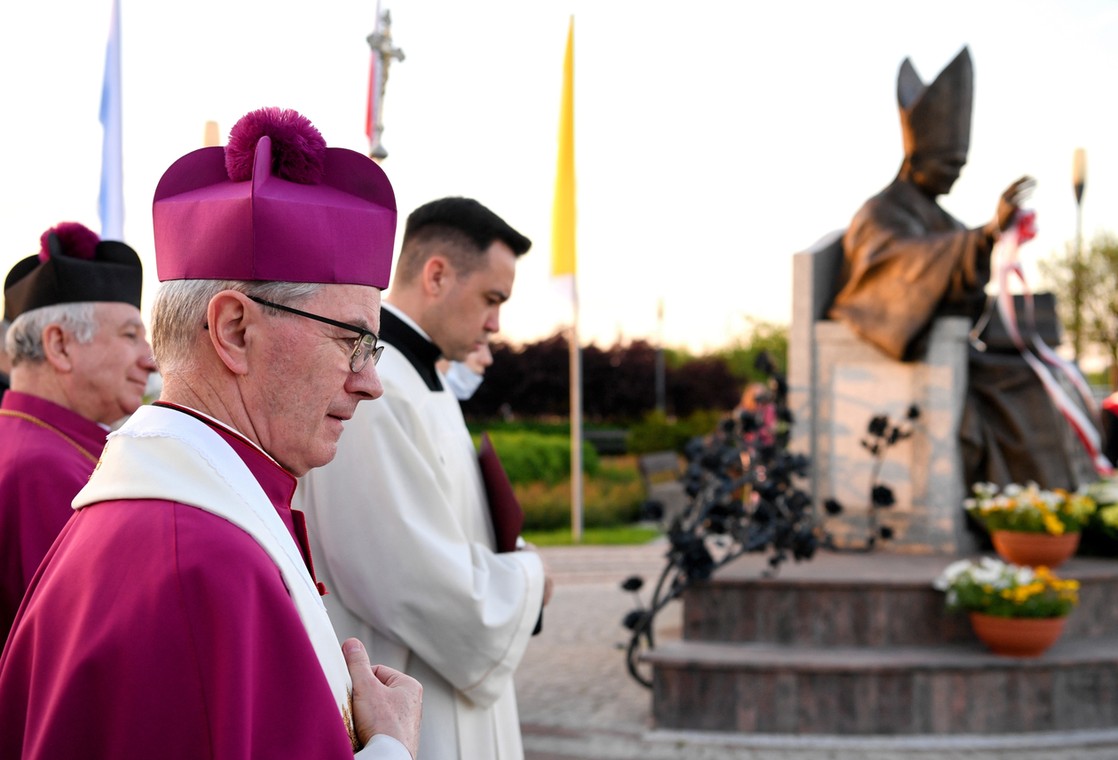 Biskup rzeszowski Jan Wątroba w 2021 r. (na pierwszym planie)