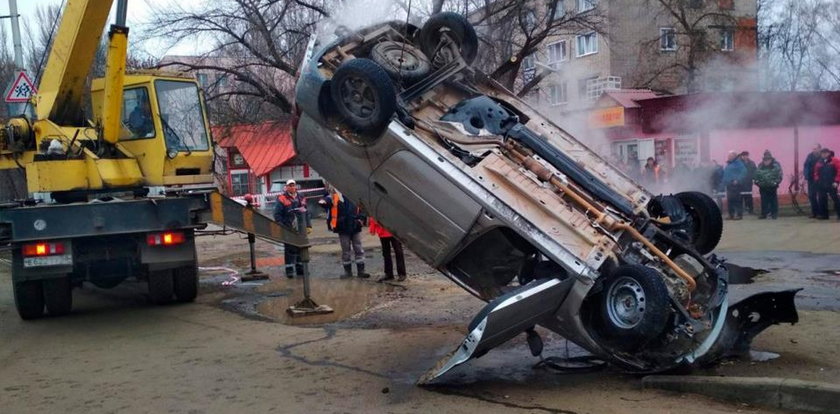 Auto wpadło do dziury, kierowca i pasażer ugotowali się żywcem