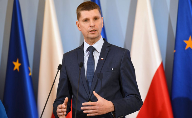 Warszawa, 13.03.2020. Minister edukacji narodowej Dariusz Piontkowski podczas konferencji prasowej w KPRM w Warszawie, 13 bm. Zachęcamy nauczycieli, żeby skorzystali z możliwości technologicznych nauczania zdalnego - powiedział na konferencji minister edukacji narodowej Dariusz Piontkowski. Do 25 bm. przedszkola i szkoły zostaną całkowicie zamknięte, w związku z koronawirusem. Nauczyciele będą w gotowości do pracy, natomiast nie będą musieli przychodzić do szkoły. (mr) PAP/Piotr Nowak