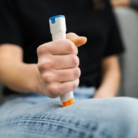 Mi történik, ha egy pehelysúlyú kisiskolás 150 mg helyett 300 mg epinefrint kap?