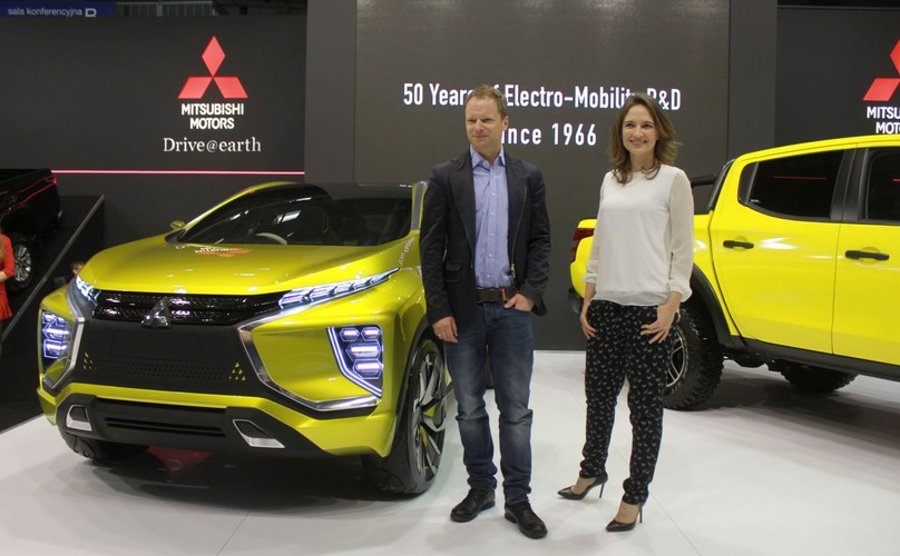 Maciej Stuhr i Anna Cieślak na stoisku Mitsubishi w czasie Motor Show w Poznaniu
