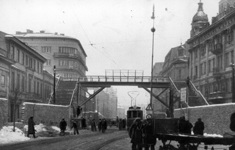 Most nad ul. Chłodną łączący dwie części warszawskiego getta. Widoczny tramwaj nr 16 (1942)