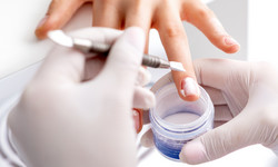 Manicure tytanowy - jaki ma wpływ na paznokcie? Jak długo trzymają się paznokcie tytanowe?