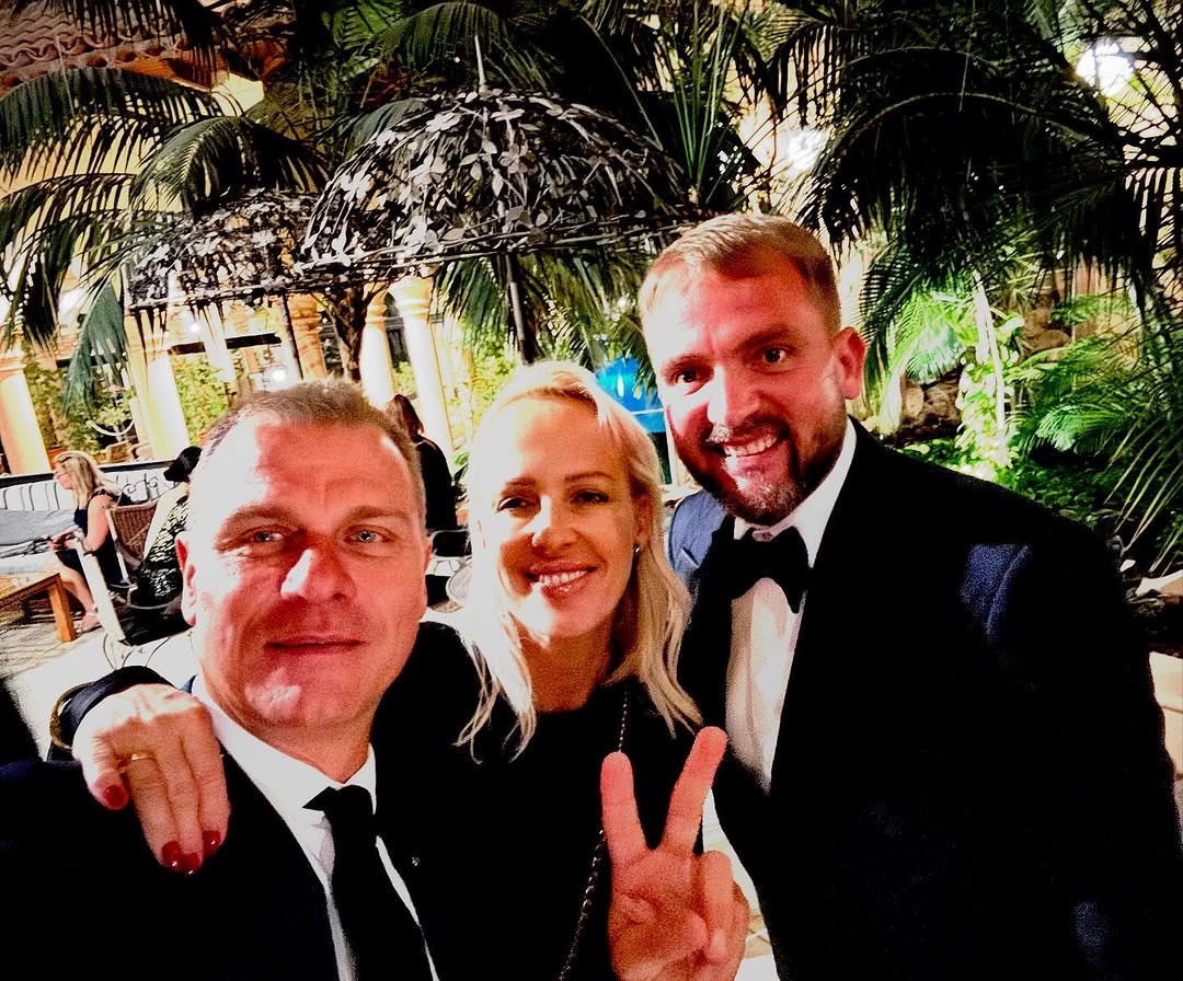 Vlasta Hájek s manželkou Zuzanou a moderátor Libor Bouček.