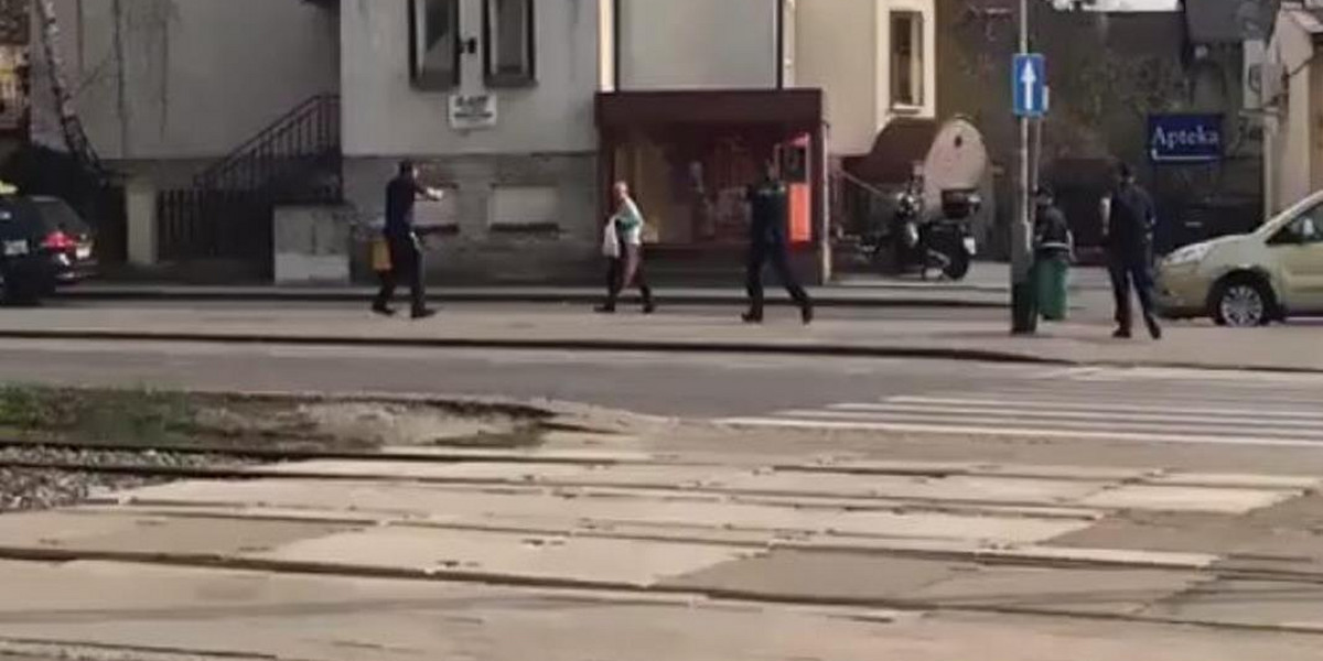 Atak nożownika przed prokuraturą w Szczecinie po zatrzymaniu posła PO Gawłowskiego