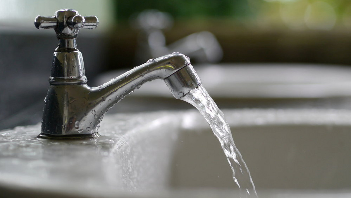 Służby sanitarne odwołały dziś zakaz spożywania wody z wodociągu, zaopatrującego kilka miejscowości w podkieleckiej gminie Chęciny (Świętokrzyskie). Zakaz wprowadzono w piątek po tym, gdy w wodzie stwierdzono dużą ilość bakterii grupy coli.