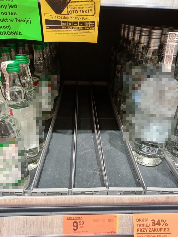 Półlitrowe butelki z Biedronki za 9,99 w moich rejonach Łodzi miały się skończyć w poniedziałek