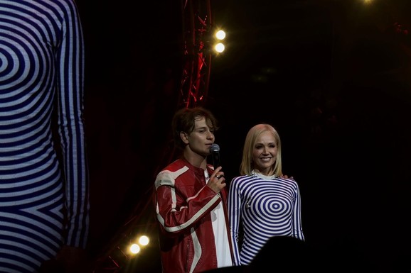 SVE OČI UPRTE U JELENU ROZGU NA KONCERTU JAKOVA JOZINOVIĆA Pevačica u uskoj haljini, izgleda kao milion dolara: "Nisam verovao da će prihvatiti da dođe" (VIDEO)