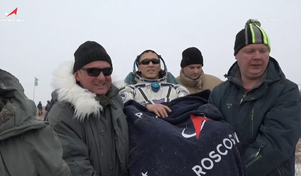 Džonatan Kim nakon sletanja u Kazahstanu 9. decembra