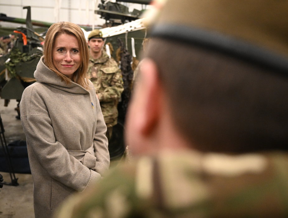Premier Estonii Kaja Kallas na spotkaniu z żołnierzami brytyjskimi w bazie Tapa w Estonii, marzec 2022 r.