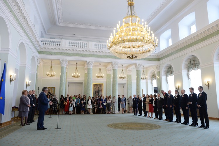 Bronisław Komorowski wręcza odznaczenia