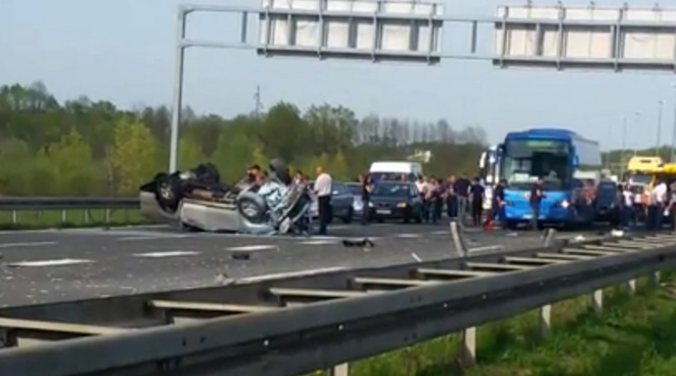 Egy ember meghalt, kettő pedig súlyosan megsérült a balesetben