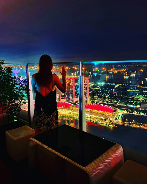 Widok na Singapur nocą z jednego z najwyżej położonych barów