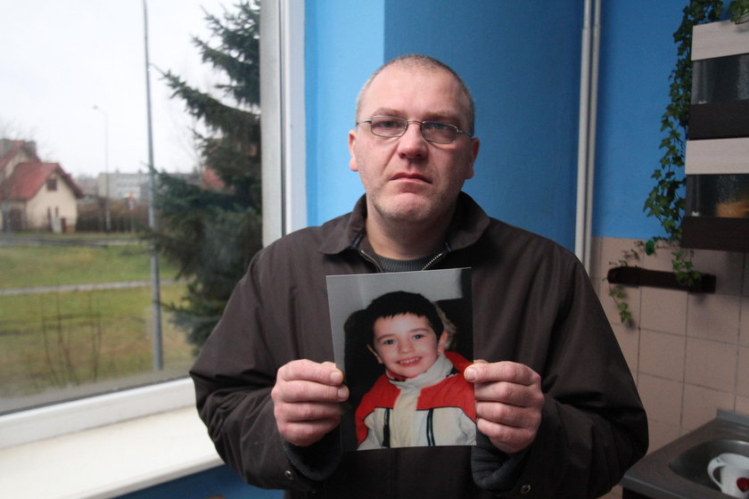 Szymek utopił się w niezabezpieczonej studzience kanalizacyjnej. Jego rodzice od trzech lat walczą o ukaranie winnych 