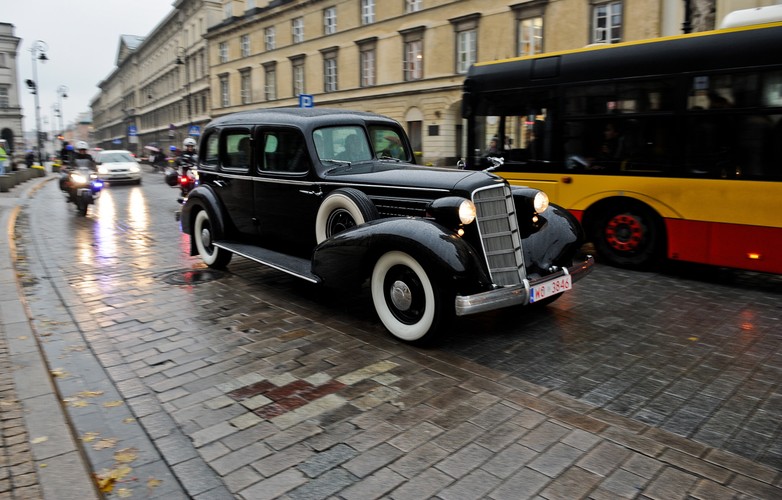 Odrestaurowany pojazd Cadillac 355D, sprowadzony do Polski w 1935 roku dla Marszałka Józefa Piłsudskiego, podczas przejazdu Traktem Królewskim w Warszawie