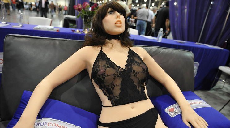 A legújabb szex robotoknak már a kinézetét is a vevő kedve szerint alakítják ki /Forrás: AFP